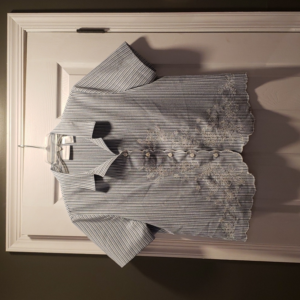 Alfred Dunner sz 18 blue/white striped buttoned short sleeve top w embroidery
